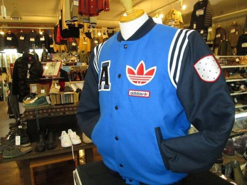 adidasのアディダス