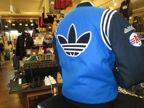 アディダス