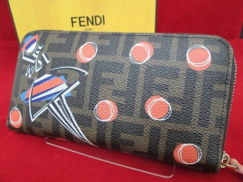 FENDIのラウンドファスナー