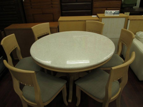 ダイニングセットの大理石円卓