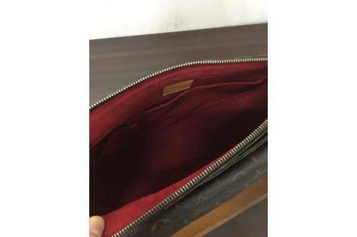 ショルダーバッグのLOUIS VUITTON
