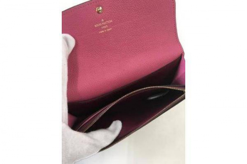 二つ折り財布のLOUISVUITTON