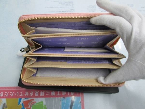 長財布のANNA SUI