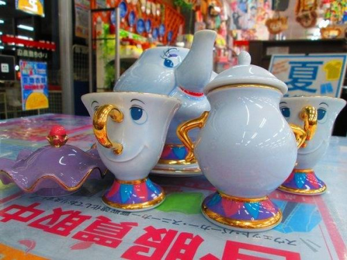 ティーポットセットのポット婦人