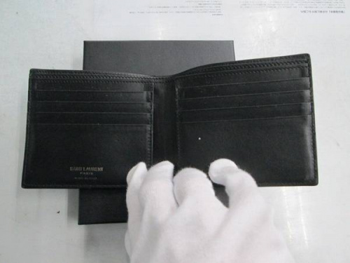 二つ折り財布のSAINT LAURENT PARIS