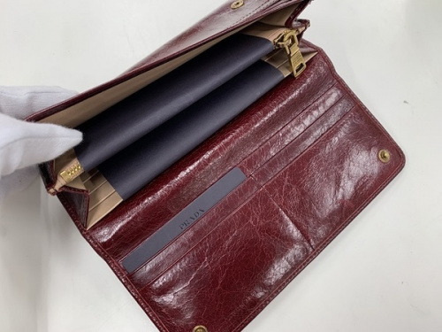 プラダの長財布