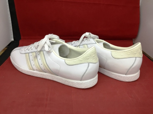 アディダスのスニーカー