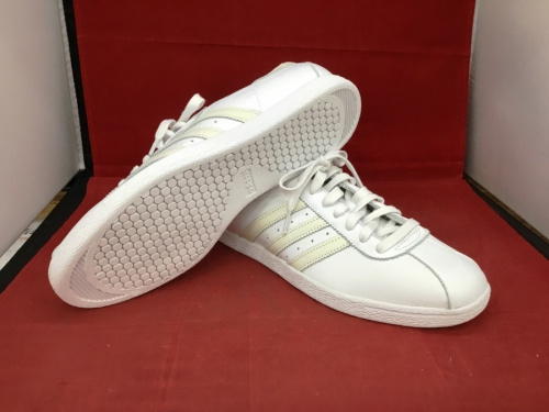 スニーカーの28cm