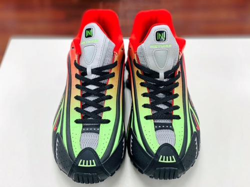 スニーカーのショックス