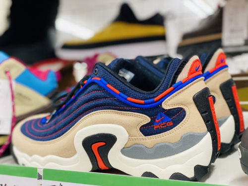 ナイキのAIR SKARN