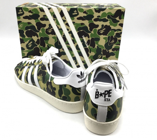 スポーツのスニーカー