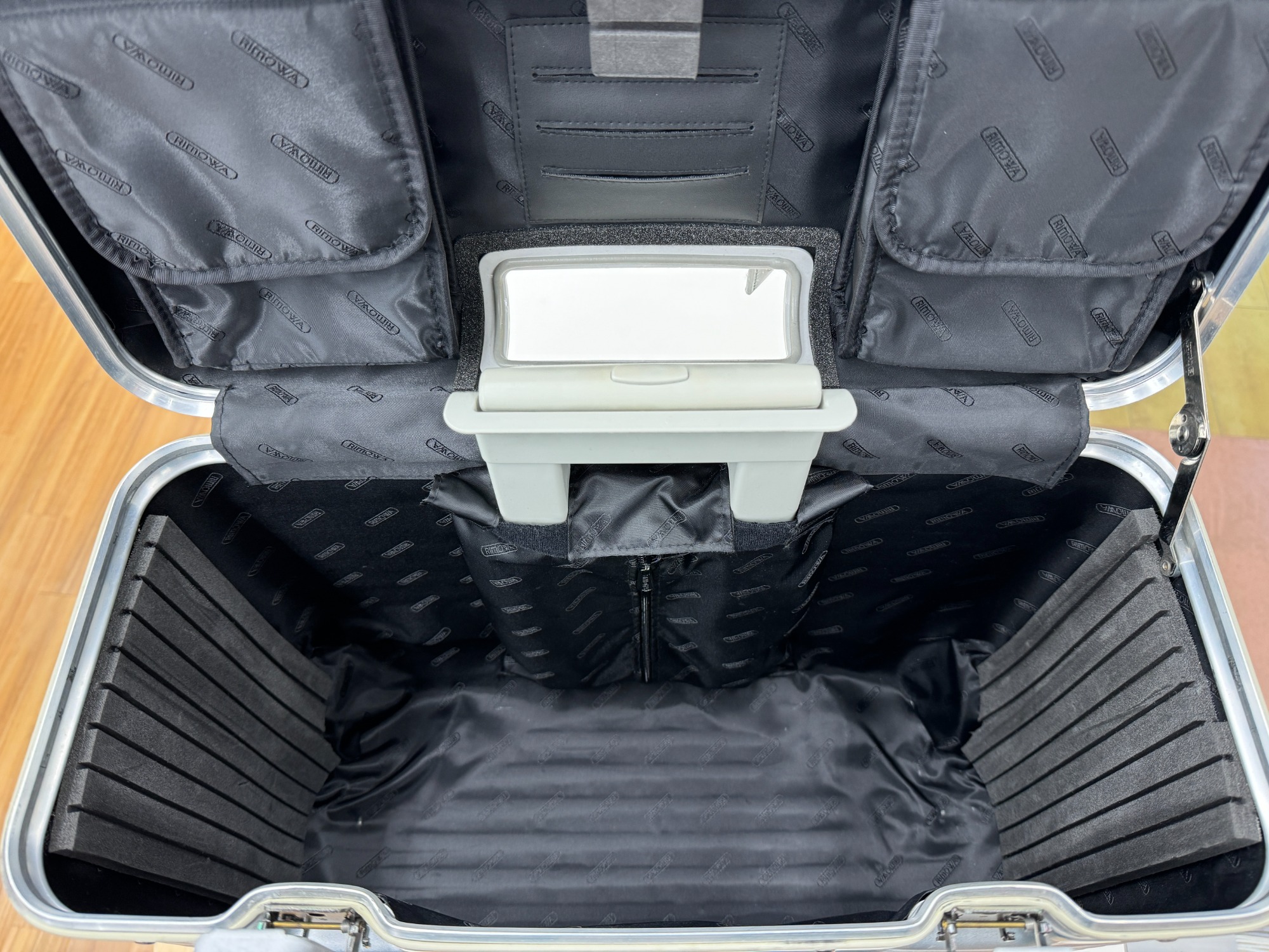 ★脳内休憩中ＲＩＭＯＷＡ旧ロゴ完売です。  2024年産福岡の米10kg 日本で唯一のリモワRIMOWAのスーツケース専門店です。東京都