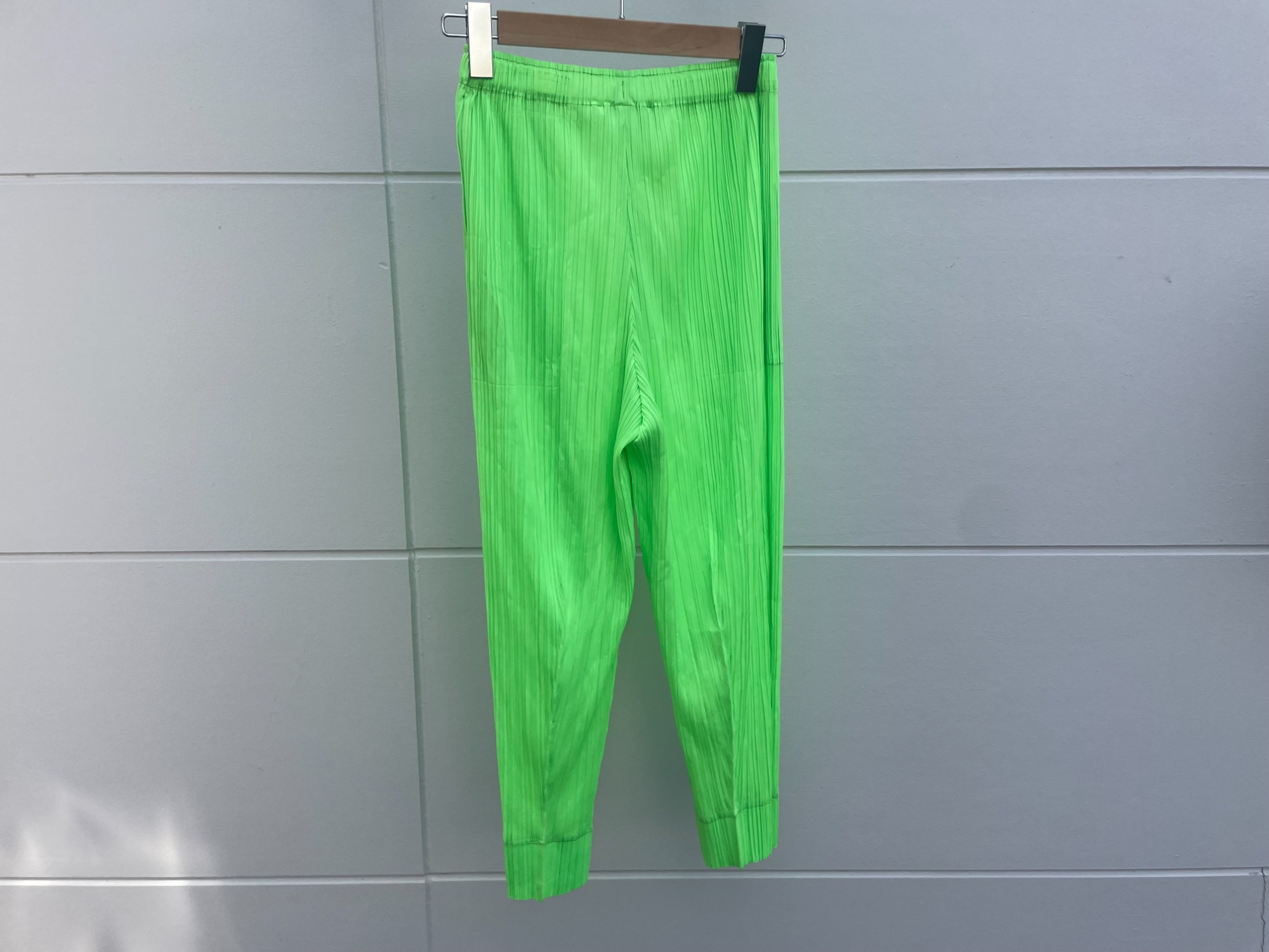 PLEATS PLEASE プリーツプリーズ　パンツ　グリーン　緑　サイズ2 PLEATS PLEASE ISSEY MIYAKE - プリーツプリーズ パンツ 2の通販