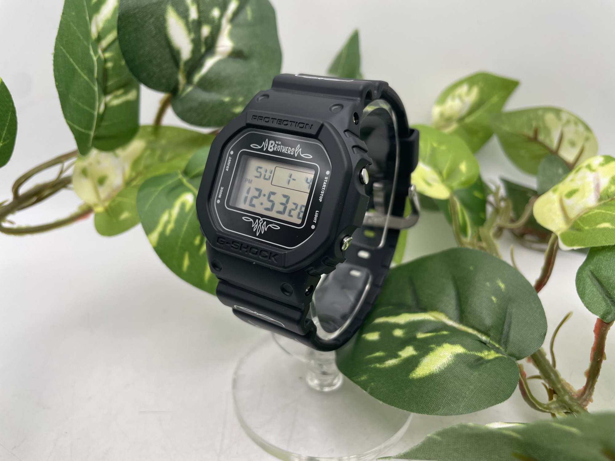 時計 MR.BROTHERS CUT CLUB G-SHOCK DW-5600X G-SHOCK】ホワイトのピンストライプが個性的なMR.BROTHERS CUT CLUBと