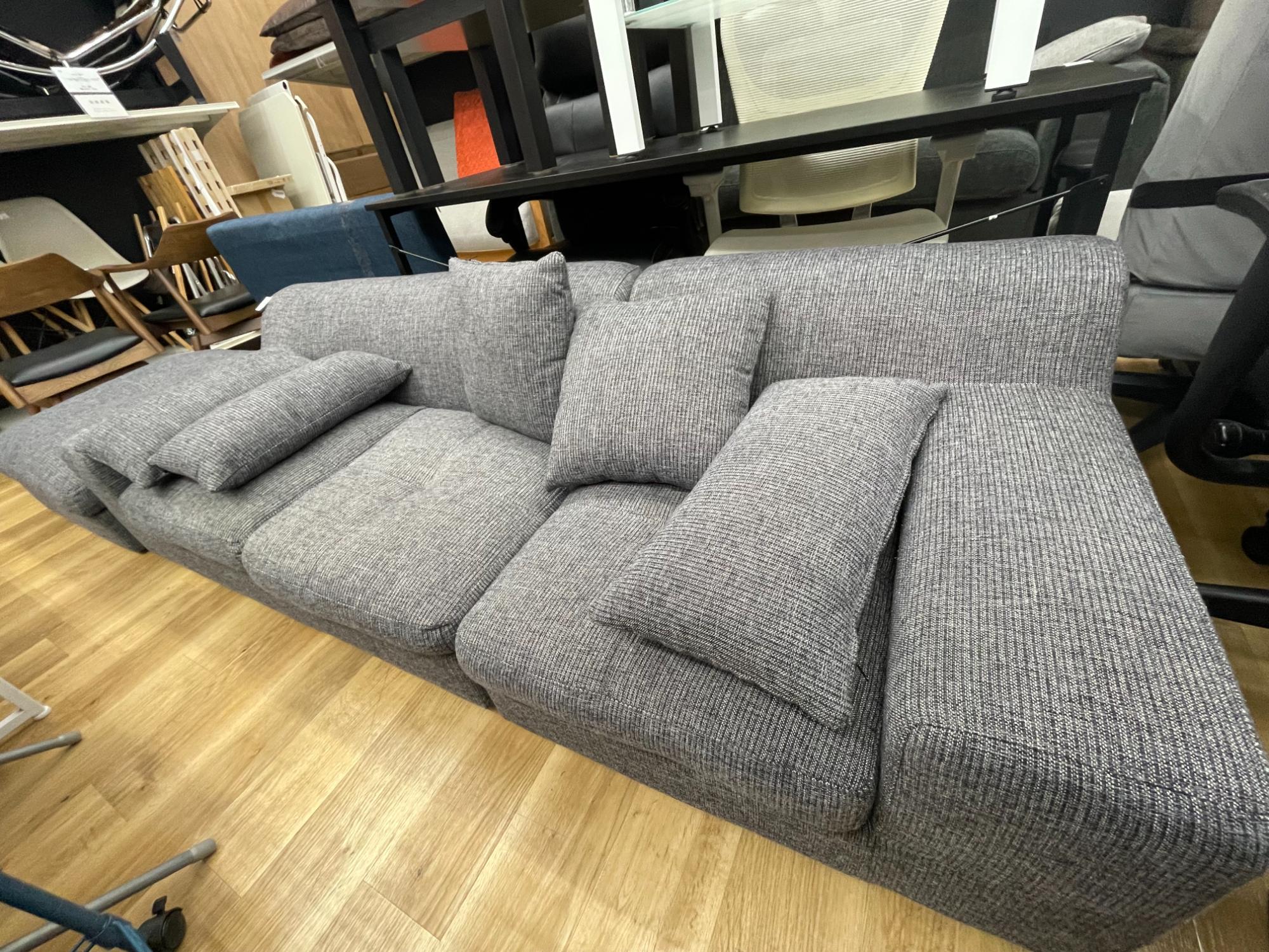 LOWYA(ロウヤ) オットマン付き3人掛けソファー 買取入荷しました