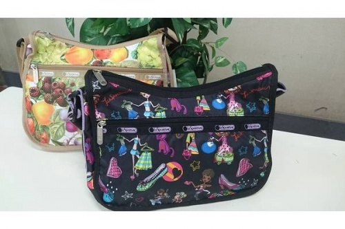 レディースファッションのカジュアルバッグ