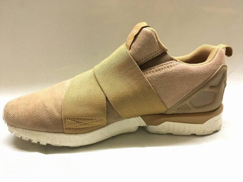 シューズのアディダス（adidas）