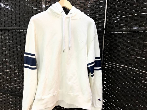 レディースファッションのパーカー