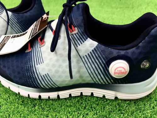 シューズのREEBOK