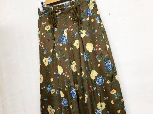 レディースファッションのワイドパンツ
