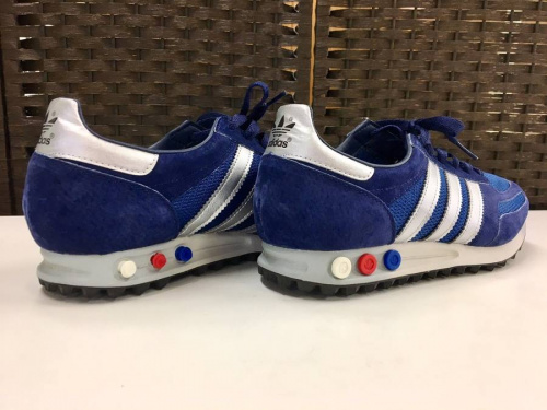 スニーカーのアディダス（adidas）