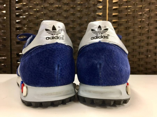 アディダス（adidas）のナイキ（NIKE）