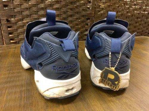 スニーカーのREEBOK