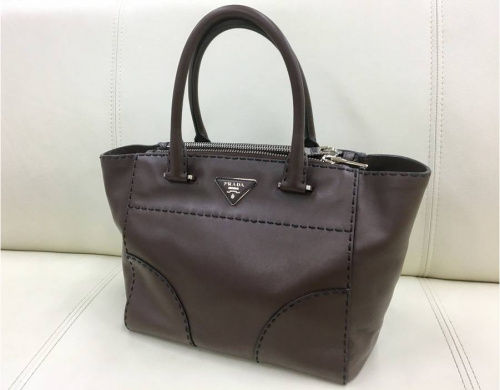 バッグのプラダ（PRADA）