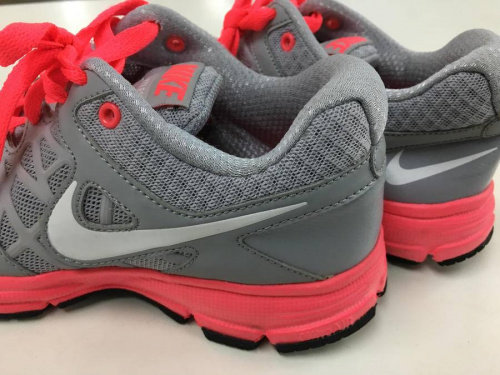 スニーカーのナイキ（NIKE）