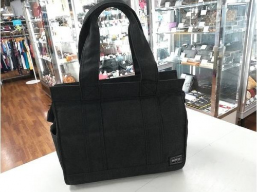 バッグのミラーレスカメラ