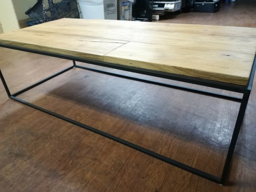 家具のテーブル