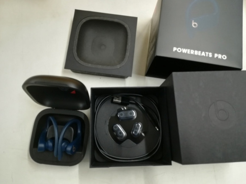 ヘッドホンのワイヤレスイヤホン