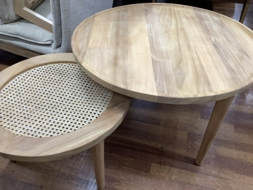 家具のテーブル
