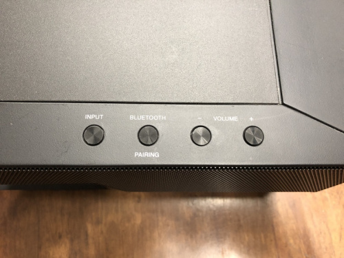 サラウンドシステムのサウンドバーシステム