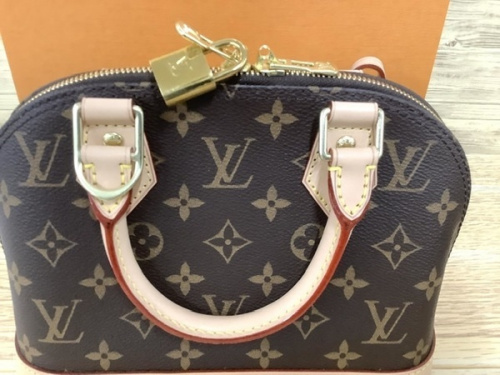 LOUIS VUITTONのバッグ