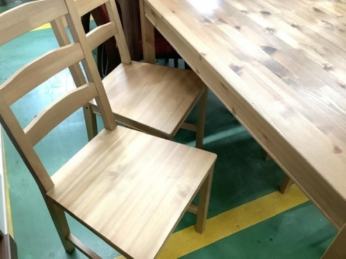 ダイニングセットのテーブル