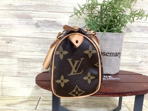 LOUIS VUITTONのバッグ