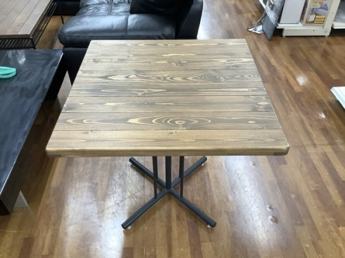 家具のテーブル