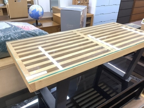 家具のテーブル