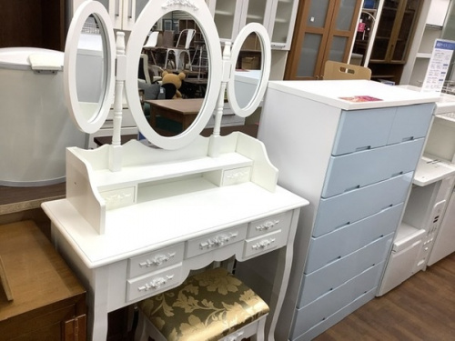 家具のドレッサー