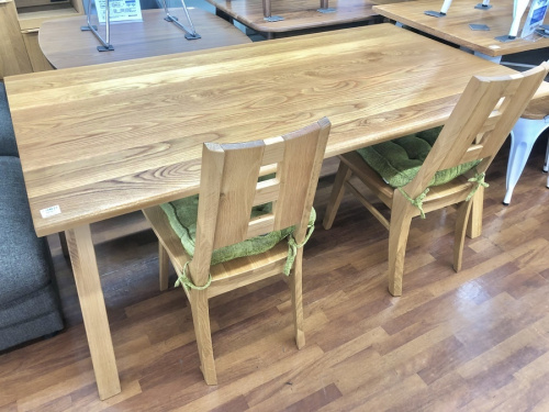 生活家具のテーブル