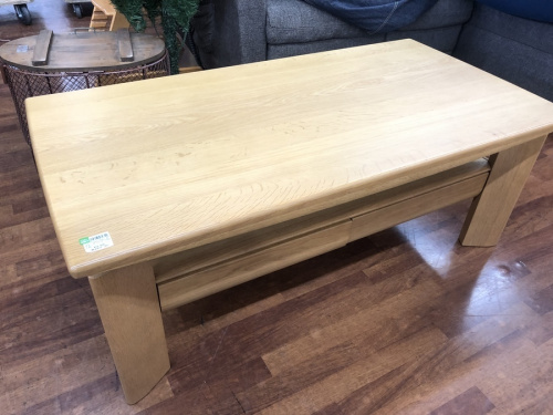 生活家具のテーブル