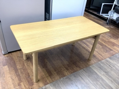 家具のテーブル