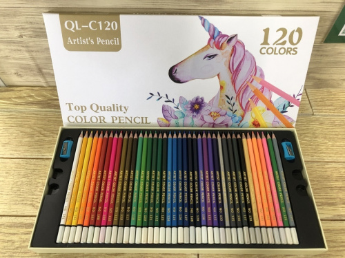 文房具の色鉛筆セット