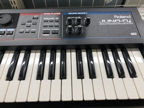 シンセサイザーのROLAND