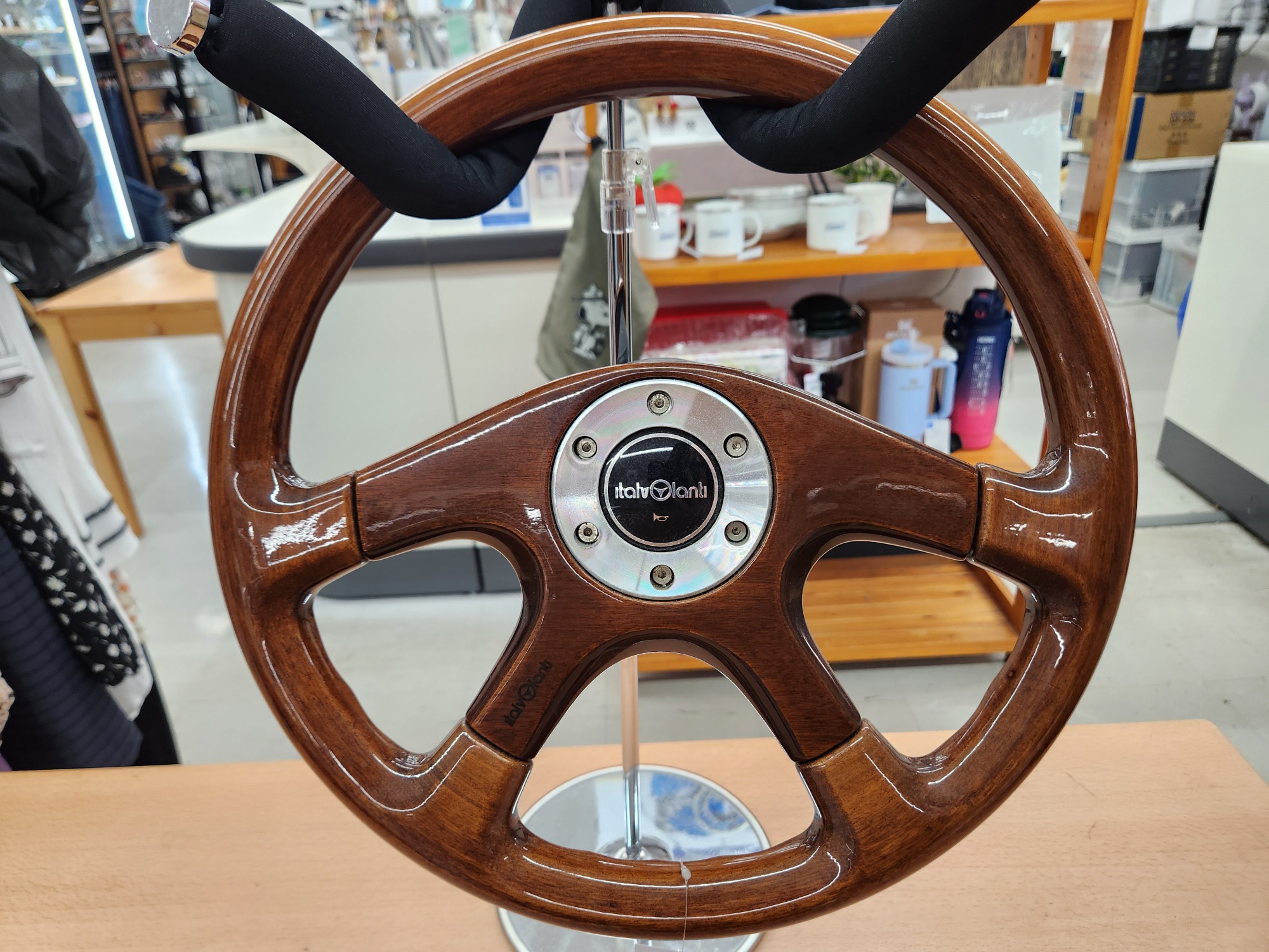 italvolanti(イタルボランテ)のステアリングを買取入荷しました