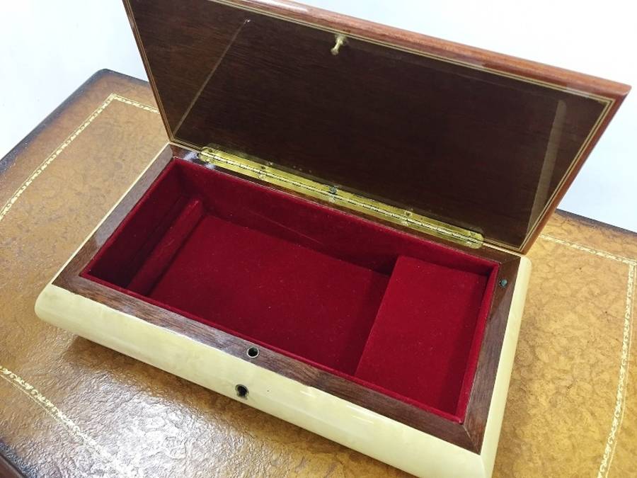 Lisa Larson(リサ・ラーソン)アフガンハウンドが買取入荷いたしました