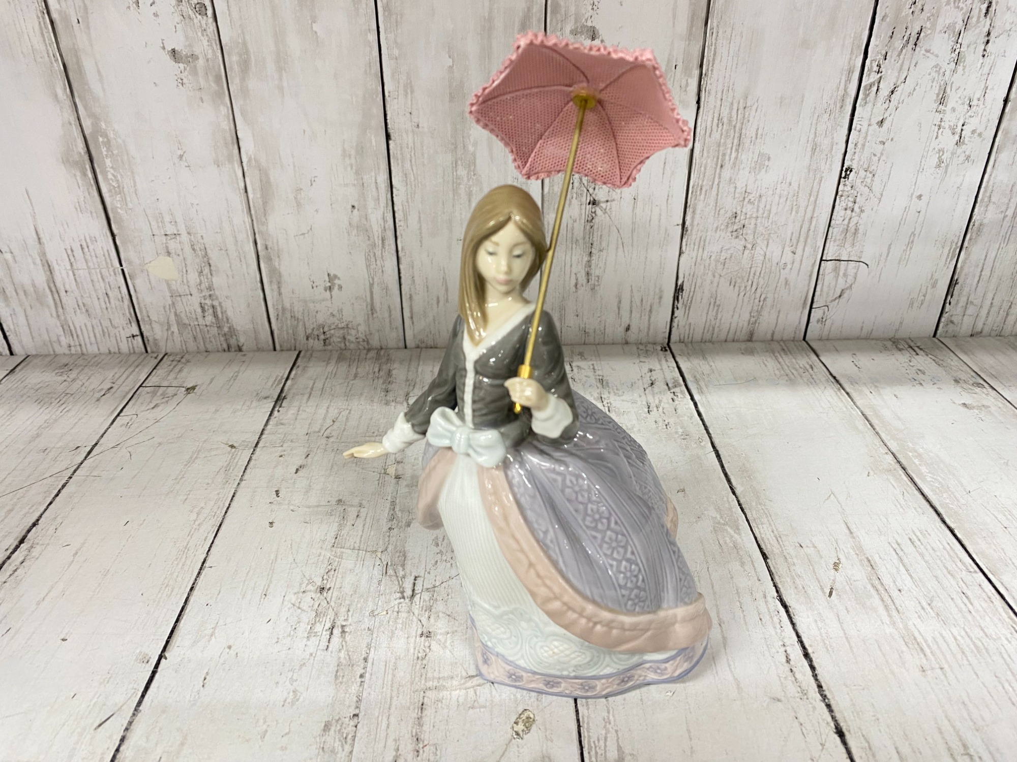 リアドロ パラソルを持つ娘 LLADRO(リヤドロ)パラソルの娘アンジェラが買取入荷致しました
