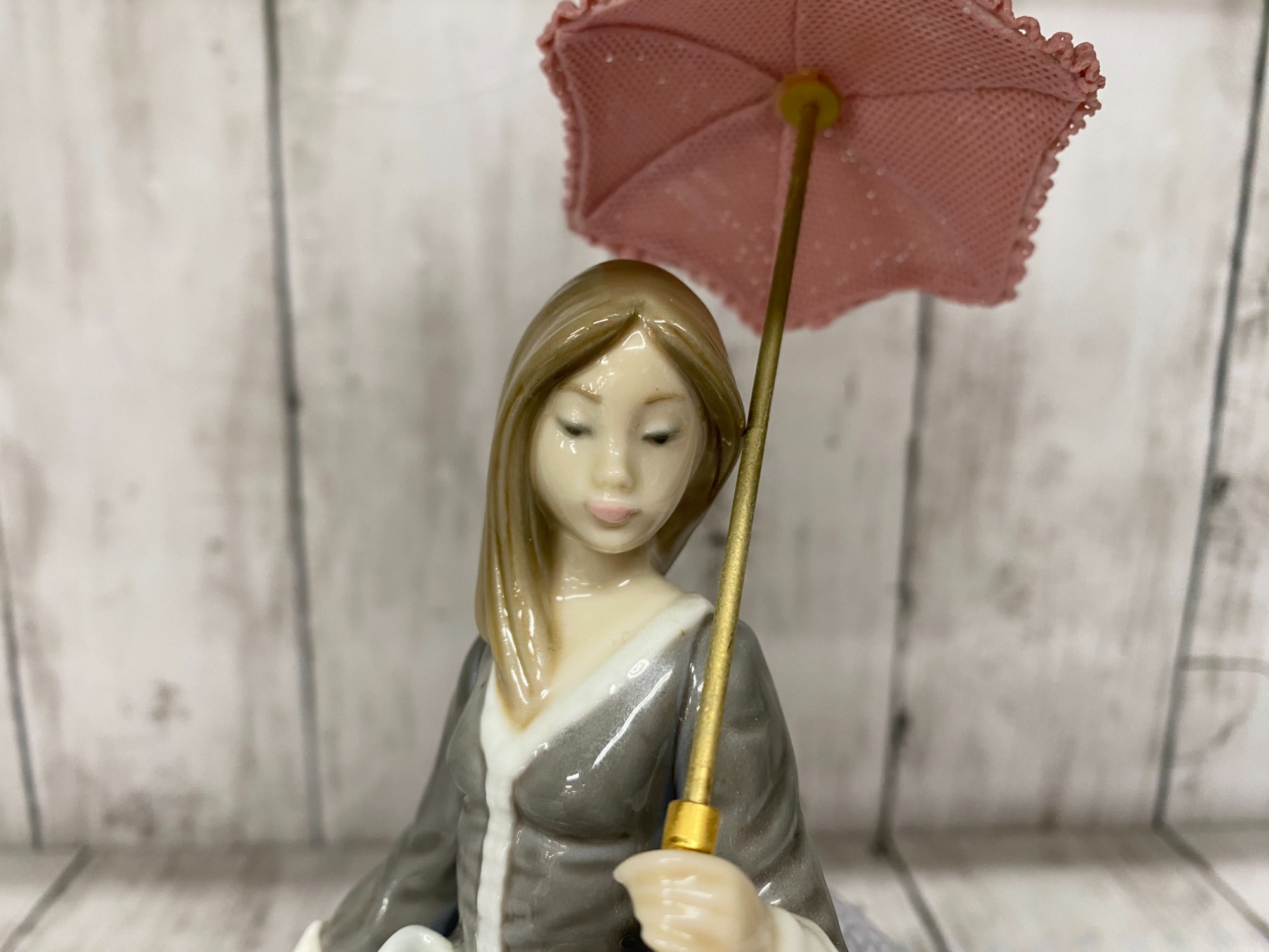 リアドロ パラソルを持つ娘 LLADRO(リヤドロ)パラソルの娘アンジェラが買取入荷致しました