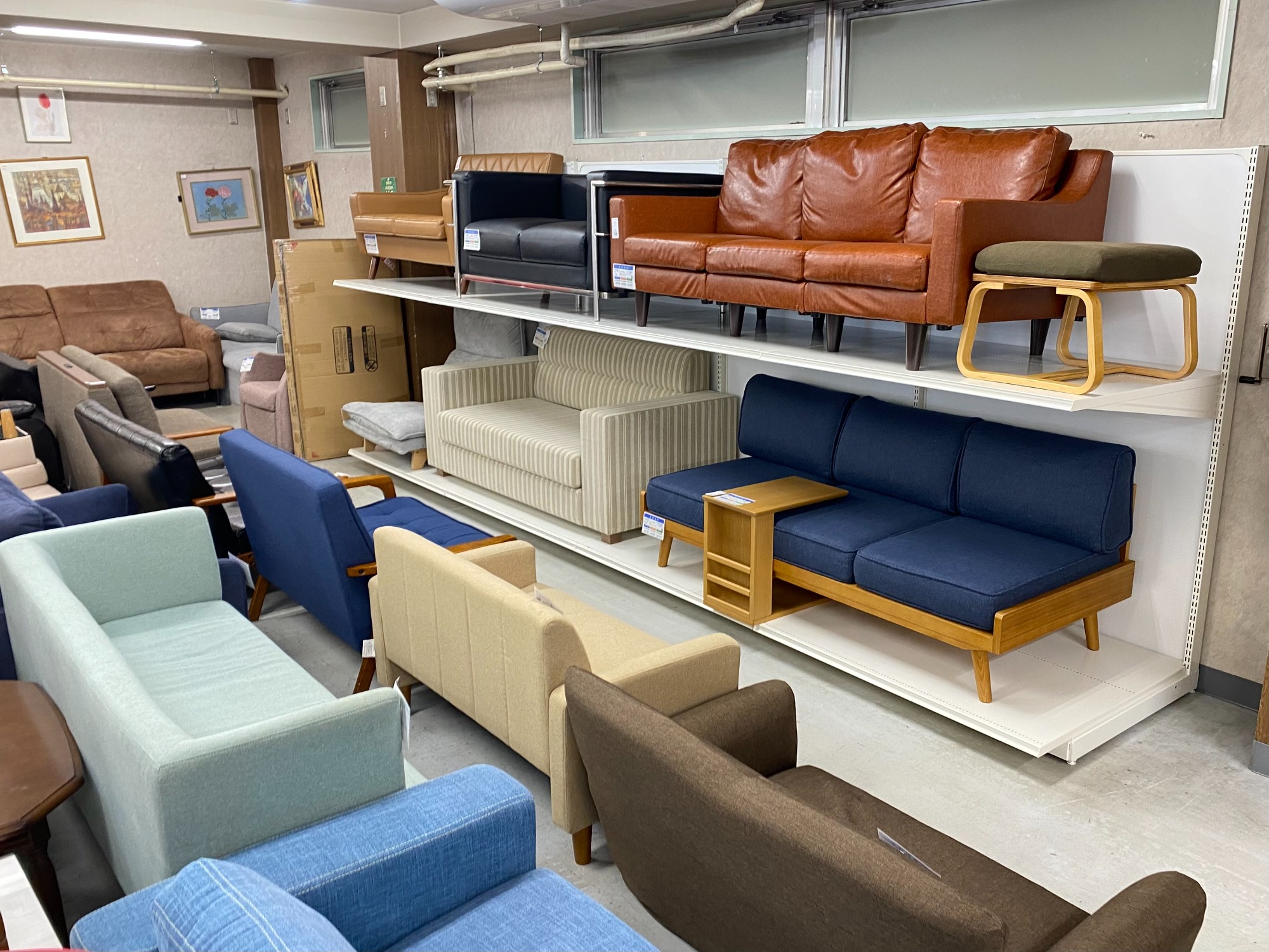 町田店家具紹介 ～カリモク60 - 2シーター ロビーチェア～｜2023年06月 